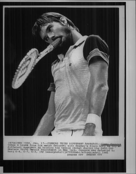 New York, gennaio 1981, Torneo Masters Volvo. Connors non sembra aver accettato bene la sconfitta subita da Borg 6-4, 6-7-6-3 (Ap)